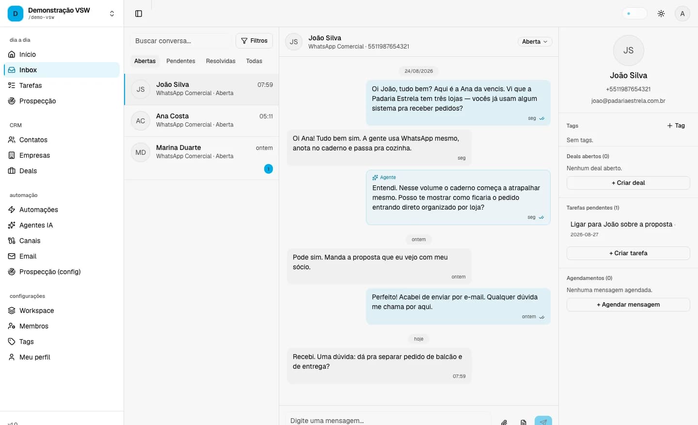 Conversa de WhatsApp aberta dentro do vencis, mostrando o histórico de mensagens do contato e o painel lateral com dados do cliente.